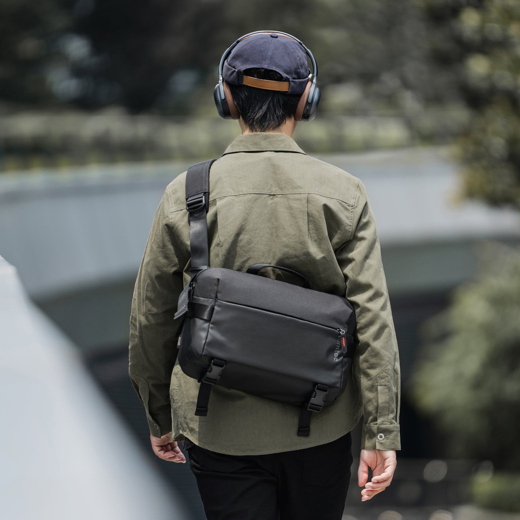 Explorer T21 Laptop Sling Bag 14" - Black