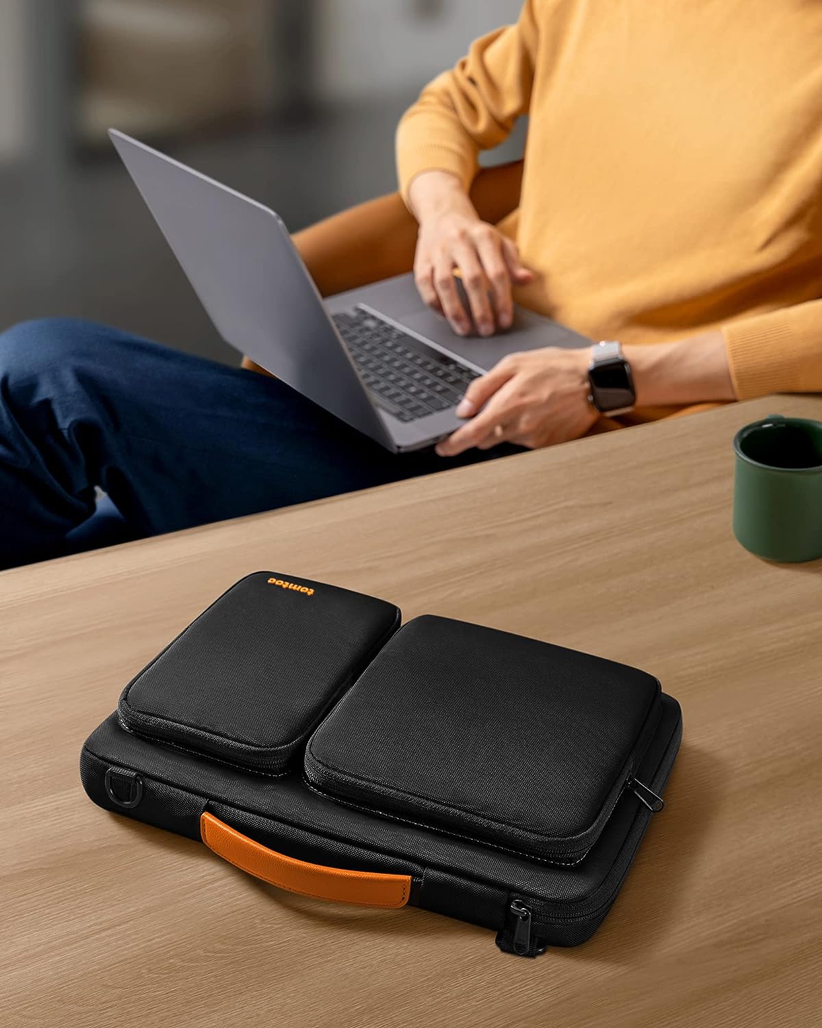 Defender A42 Messenger Bag (Macbook) 15" - Black