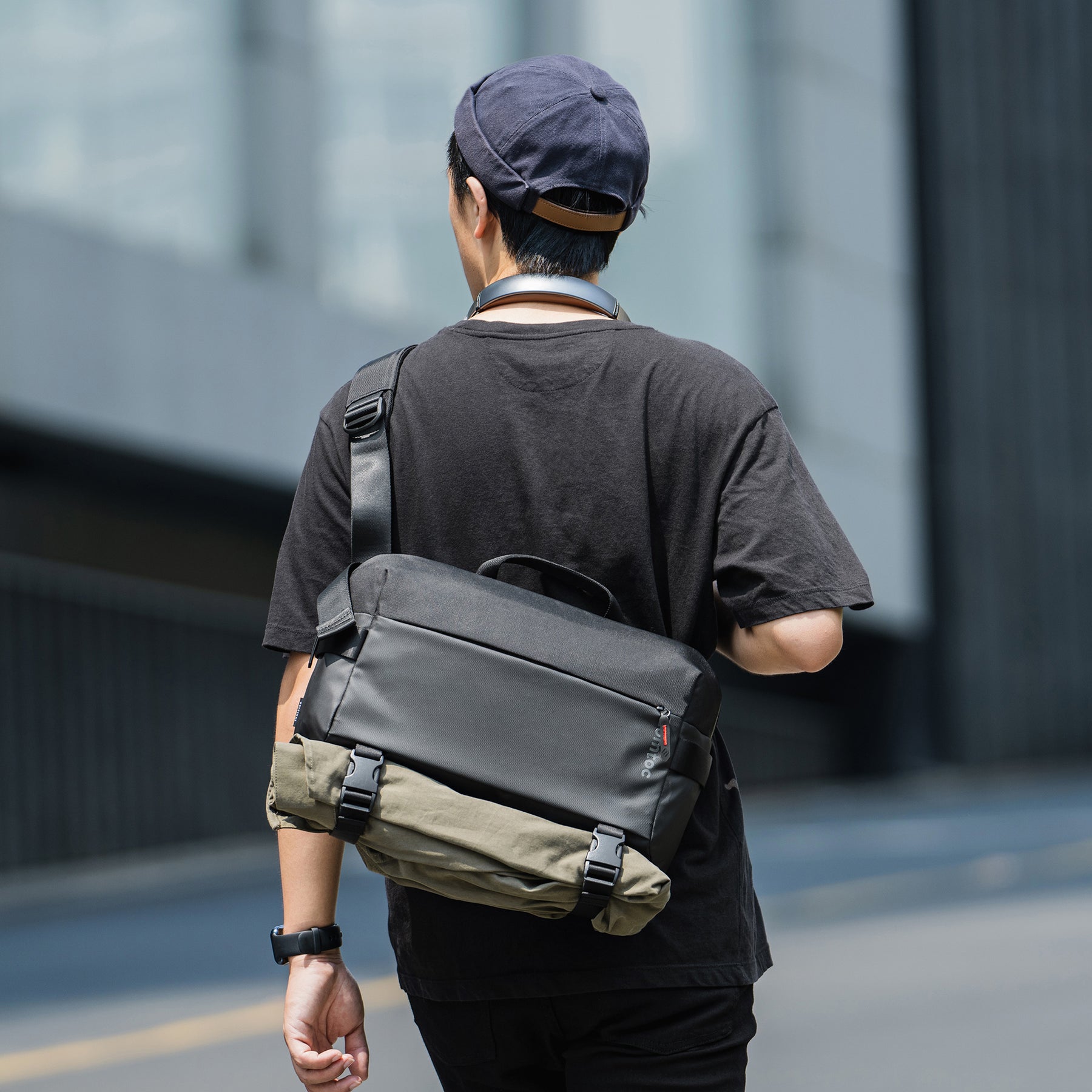 Explorer T21 Laptop Sling Bag 14" - Black
