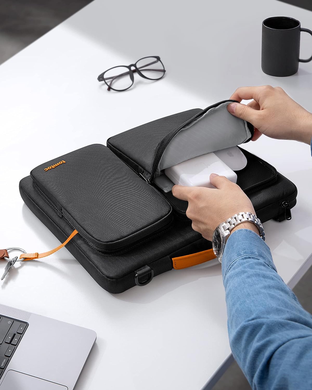 Defender A42 Messenger Bag (Macbook) 15" - Black