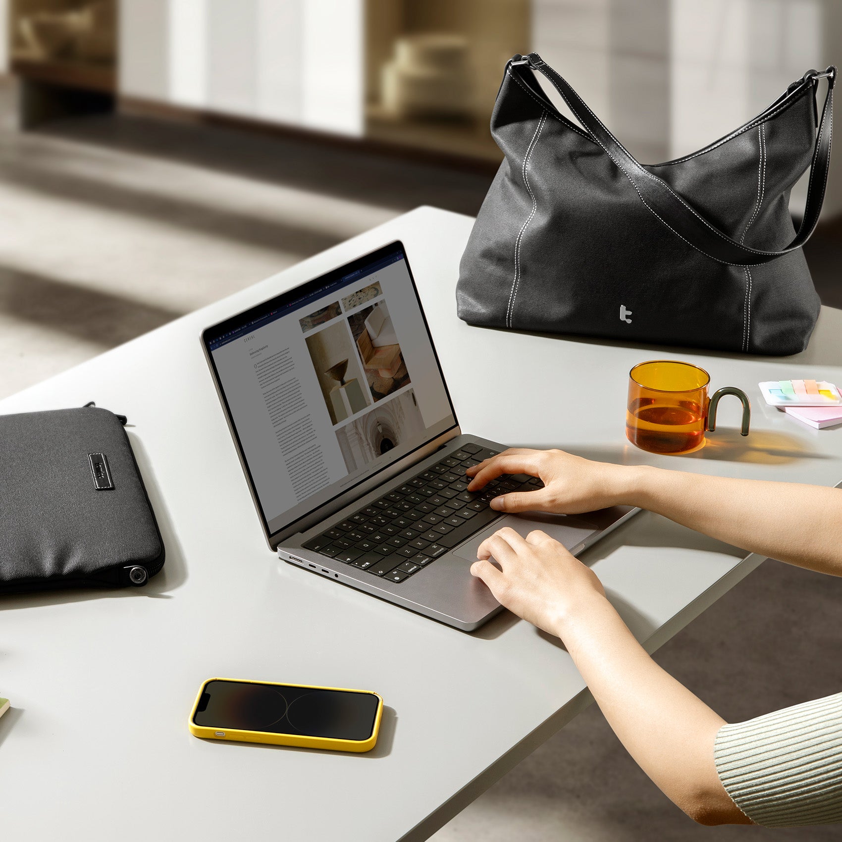 tomtoc 16 Inch Versatile Laptop ToteBag / Women Bag / Ladies Bag - MacBook Pro 16" / Laptop 16" - Black